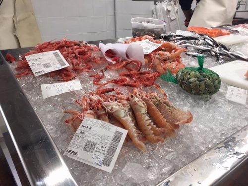 Foto: Gamba roja expuesta en el Mercat de Dénia